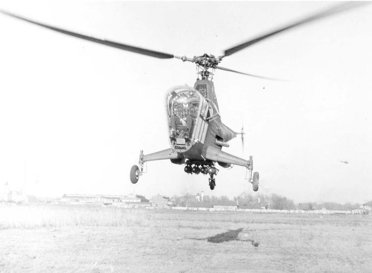 Front view of a helicopter with a three-blade propellor. 