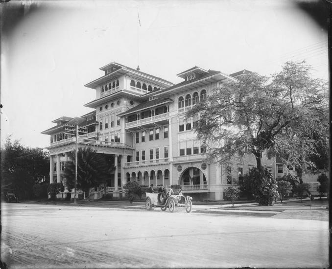 Moana Hotel on Waikiki Beach