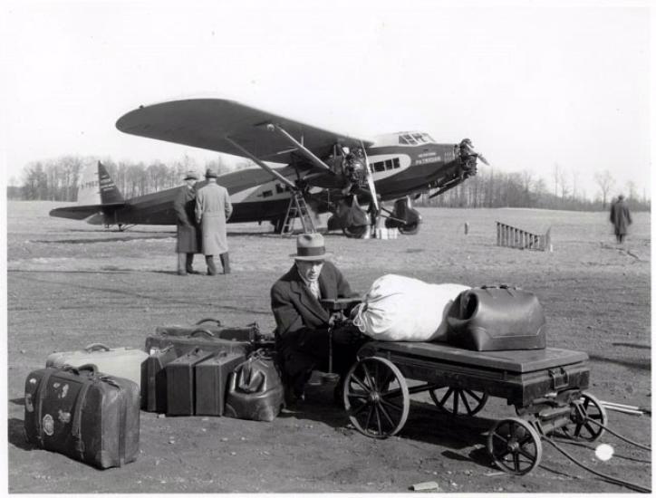 Air mail being loaded into Keystone K-78 Patrician