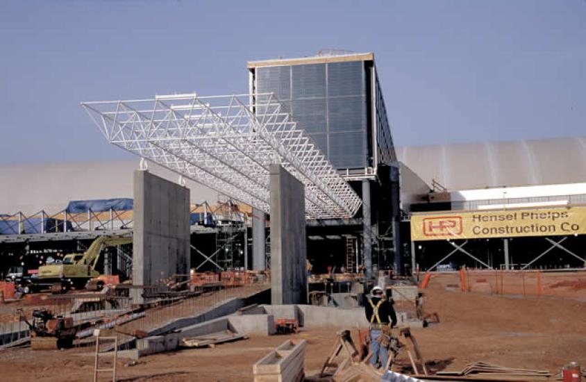 Udvar-Hazy Center entrance with porte-cochère