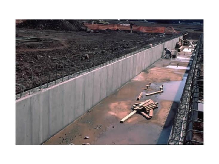 Udvar-Hazy Center East retaining wall