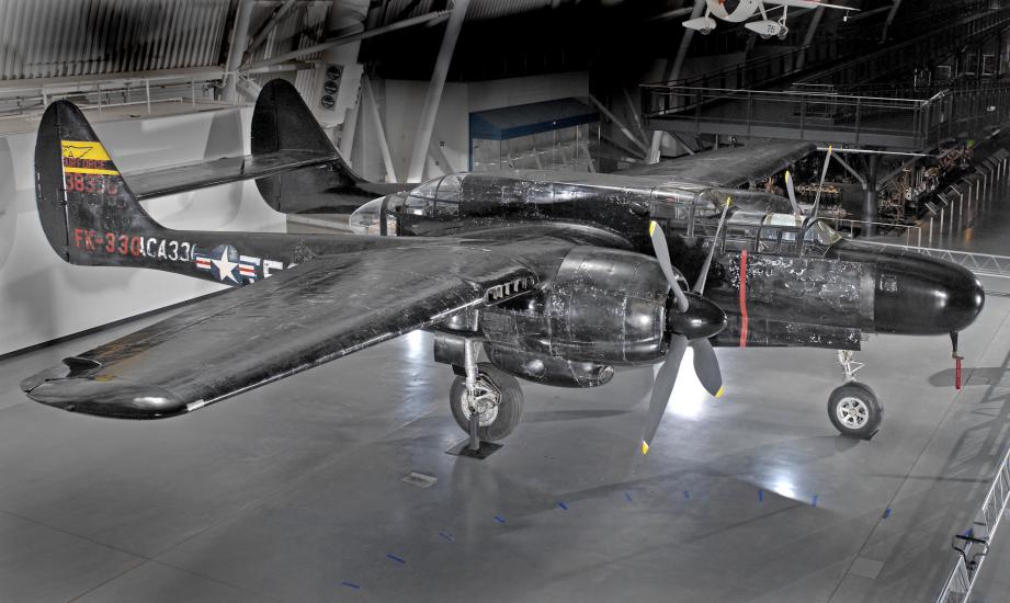 Avión Northrop P-61C Black Widow en un museo, fotografiado de perfil