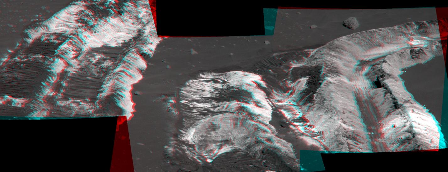 3D Anaglyph of Bright White and Yellow Soil on Mars