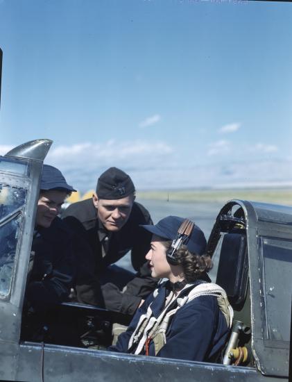 WASPS and instructor having a talk before take-off for a ferrying mission