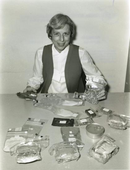 Rita Rapp displays the range of food containers used on the Apollo 16 mission