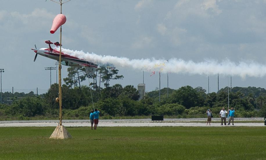 Patty Wagstaff performing an inverted ribbon cut in the Extra 260.